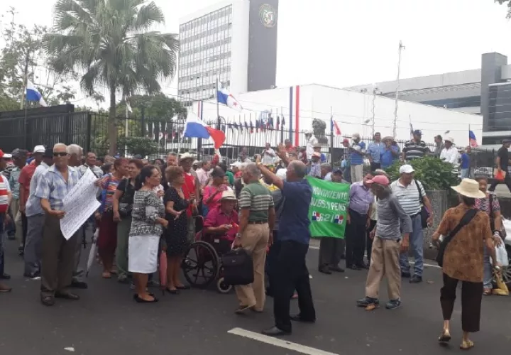 Los jubilados y pensionados salieron a las calles a protestar en varias ocasiones para exigir el pago del bono. 