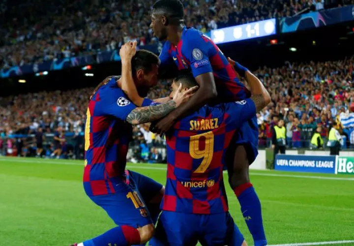 Jugadores del Barcelona festejan.