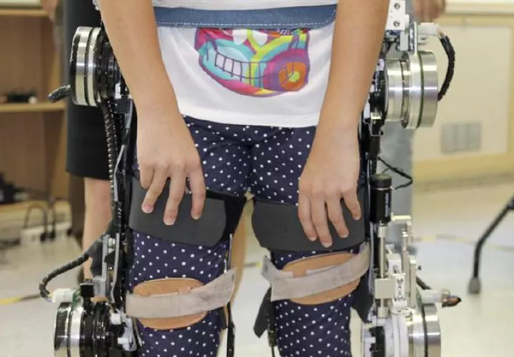 Paciente tetrapléjico ha podido mover los brazos y las piernas gracias a un exoesqueleto. EFE