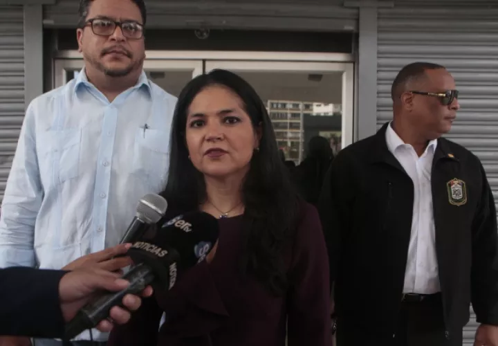Tayra Barsallo, directora nacional de Aduanas. Víctor Arosemena