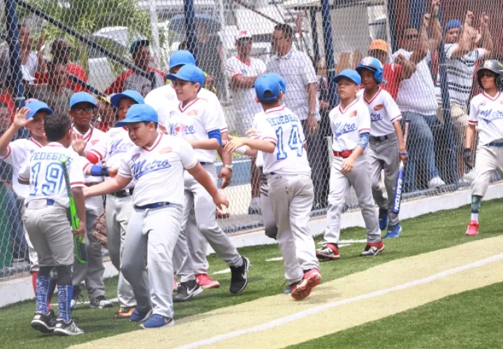 Los jugadores de Panamá Metro B celebran una de sus anotaciones ante Panamá Metro A. Foto Anayansi Gamez