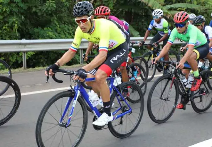 Albeiro  Suaza, del Rali Claro, lidera la competencia de ciclismo. Foto Fepaci