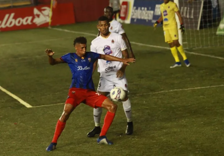 Cristhian Valencia, del Sporting (15), jugó contra Plaza Amador. Anayansi Gamez