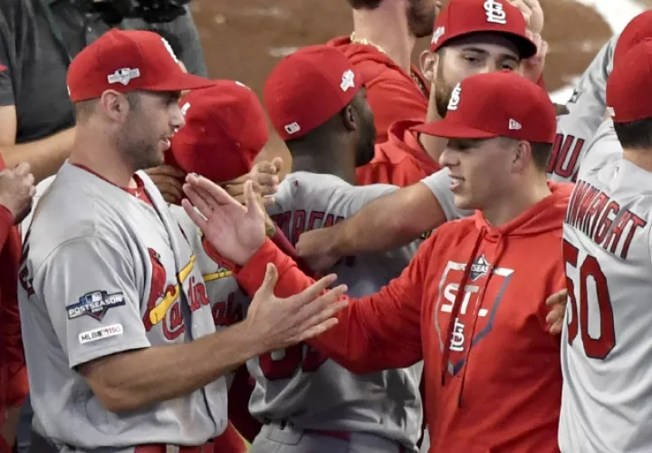 Jugadores de los Cardenales festejan. AP