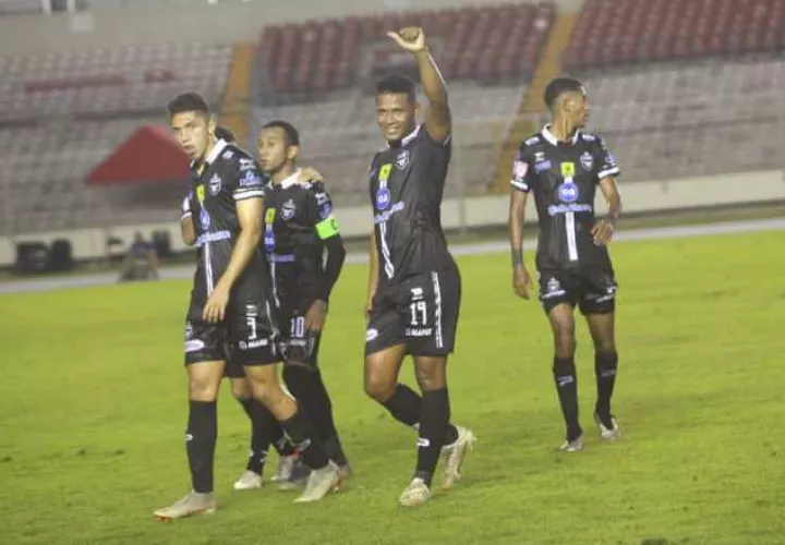 Jair Catuy levanta la mano en festejo de su gol contra Sporting. Foto: Anayansi Gamez