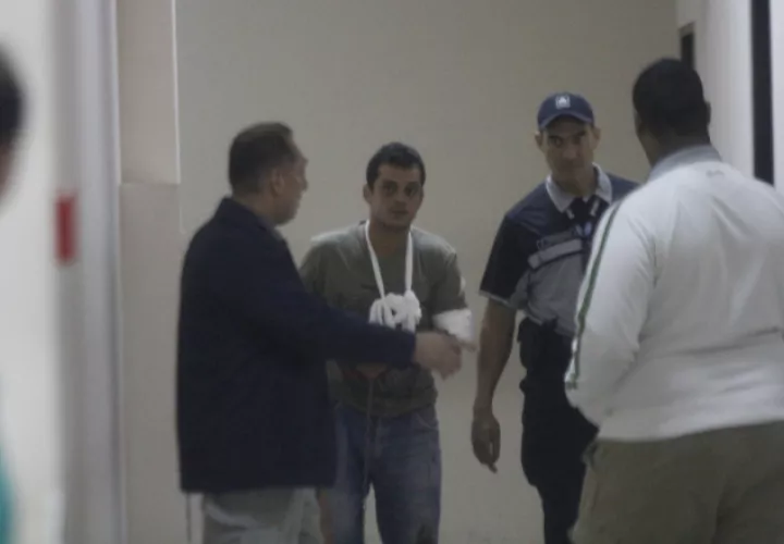 El imputado acudió al Sistema Penal Acusatorio con una venda en el brazo. Foto Edward Santos