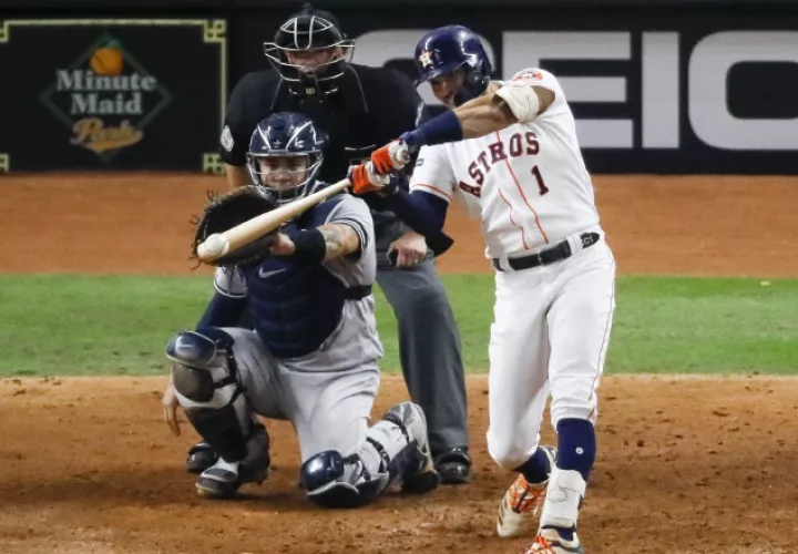 Carlos Correa, de los Astros, pegó un jonrón en la undécima entrada ante los Yanquis. AP