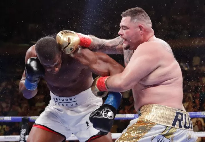 Andy Ruíz conecta a Anthony Joshua. Foto:AP