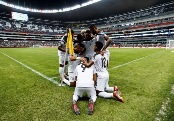 Jugadores de Panamá celebran su gol. EFE