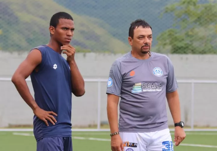 Richard Parra (d) fue anunciado ayer. Foto @CDUniversitario