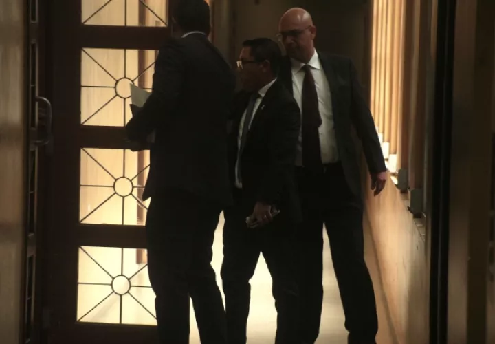 La entrada del diputado Arquesio Arias (c) a la sala de Casación de la Corte Suprema de Justicia. Víctor Arosemena