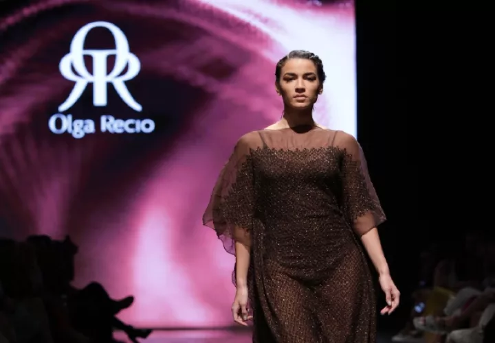 Mujer presentó la pasarela de la diseñadora Olga Recio. 
