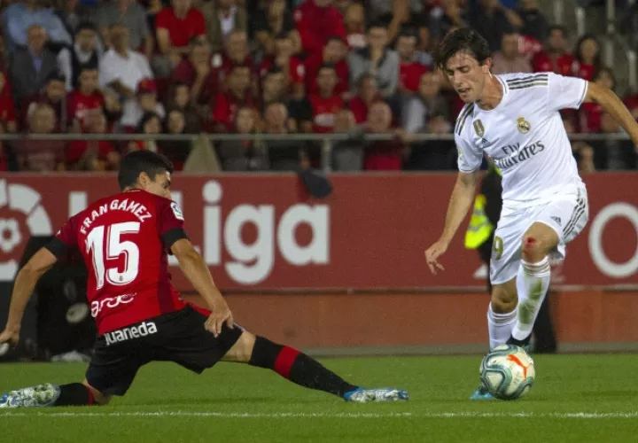 El Real Madrid jugó los últimos 15 minutos con un hombre menos tras la expulsión de Alvaro Odriozola (derecha). Foto AP