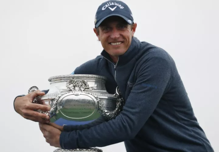 Nicolas Colsaerts de Bélgica con su trofeo de campeón. AP