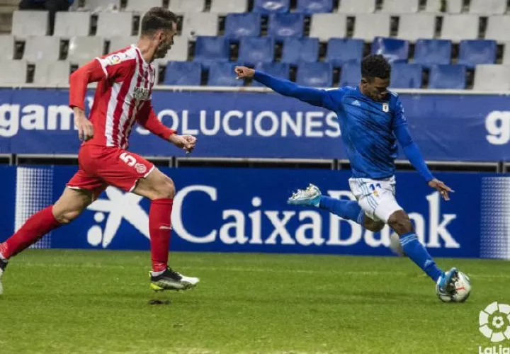 Edgar Yoel Bárcenas (der.) vuelve a retomar el buen momento con Oviedo. @yoelbar23