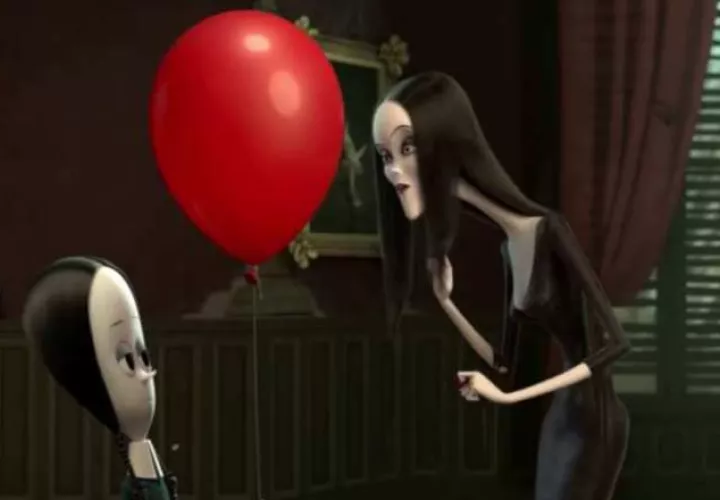 Parecen una tierna nena y su mami. No se confundan, son de 'La Familia Addams'.  https://hipertextual.com