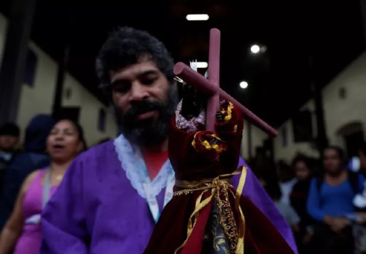 Un hombre sostiene una imagen del Nazareno, el pasado domingo en la iglesia de San Felipe. EFE