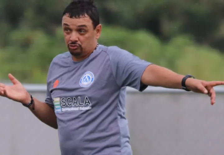 Richard Parra (der.) en los entrenamientos de Universitario. Foto:@Universitario