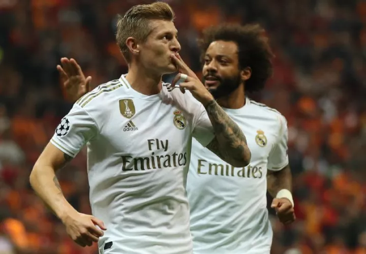 Toni Kroos (izq.) anota a la hora buena para el Real Madrid. El alemán festeja su gol, atrás aparece Marcelo. EFE
