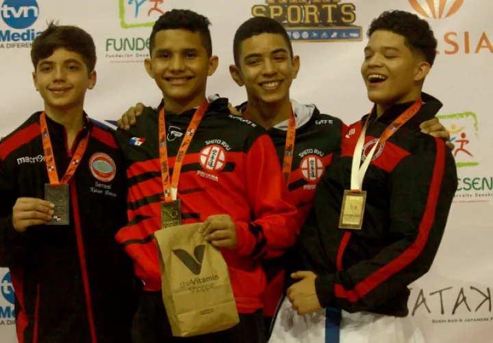 Ángel Vergara (c) logró oro en su división en el Panama Open.