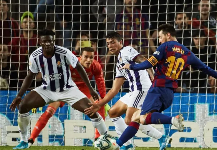 Leo Messi del Barcelona (d) remata ante el marco de Valladolid. EFE