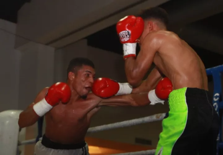 El chiricano Ronald Batista (izq.) es el campeón de la IBA en las 115 libras. Foto: Anayansi Gamez