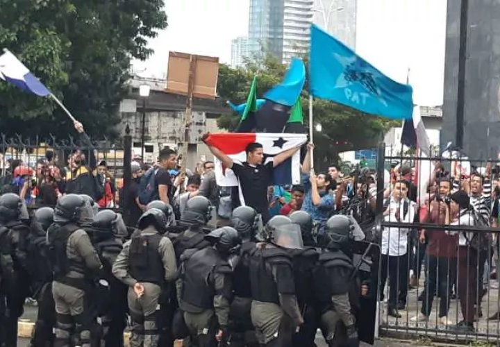 Los manifestantes se enfrentaron con unidades de control de multitudes de la Policía Nacional.  Cortesía