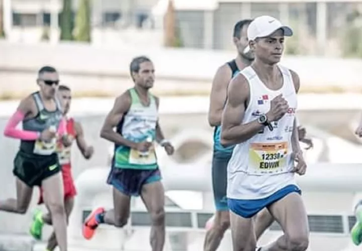 Edwin Rodríguez (izq.), Joel Kiptanui, y Elkin Mena, estarán este año en la prueba atltetica que recorrerá la Cinta Costera. Cortesía