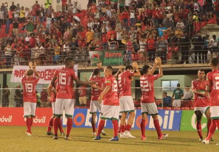 Jugadores de Chiriquí agradecen a su afición en el estadio San Cristóbal. @atlchiriqui