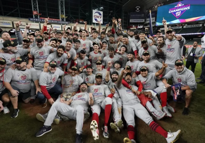 1.  Los jugadores de Washington en la foto del campeón.