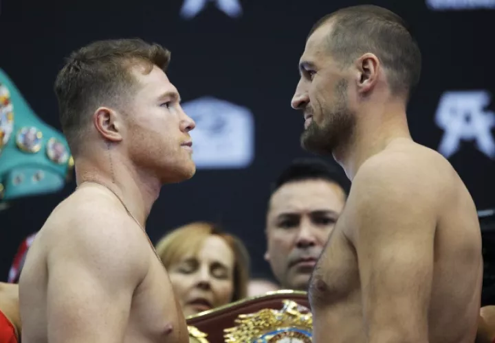 Álvarez y Kovalev en la ceremonia de pesaje de ayer. AP