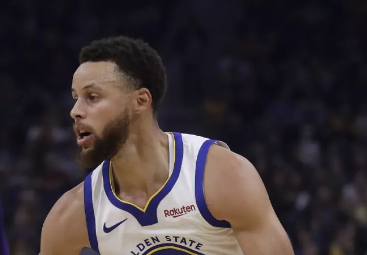 Stephen Curry (der.) es figura de los Warriors AP