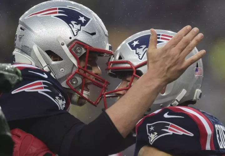 Tom Brady  (izq.) es el líder de los Patriots, que se encaminan a otra temporada exitosa. AP