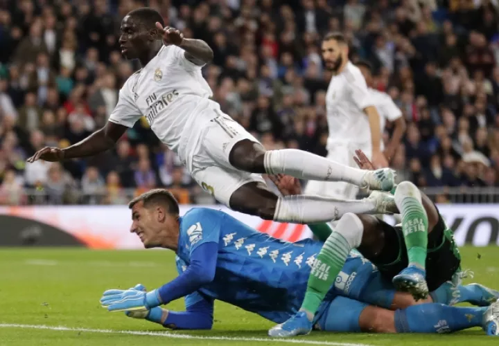 Con el empate, el Real Madrid igualó en puntos al Barcelona. AP