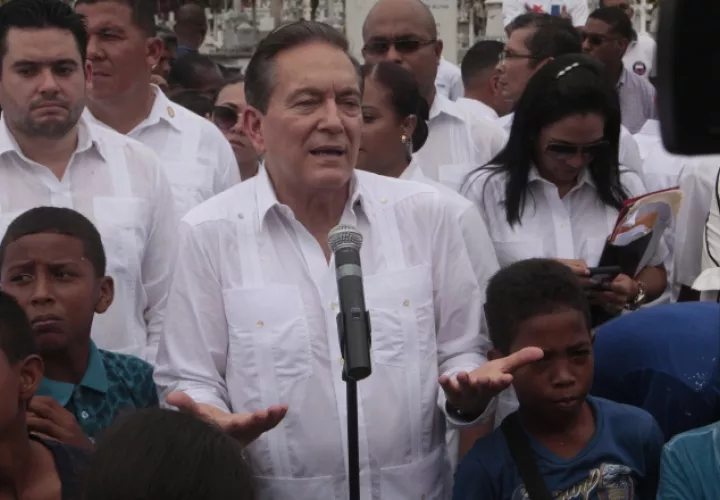 El presidente Laurentino Cortizo atendió a los medios de comunicación durante los actos el 2 de noviembre, día de los difuntos. Víctor Arosemena