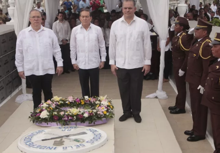 José Luis Fábrega, Laurentino Cortizo y Carlos Pérez Herrera, durante los actos del Día de los Difuntos.  Fotos: Víctor Arosemena
