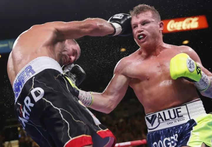 Canelo Álvarez noqueó a  Kovalev  en el asalto número 11. AP