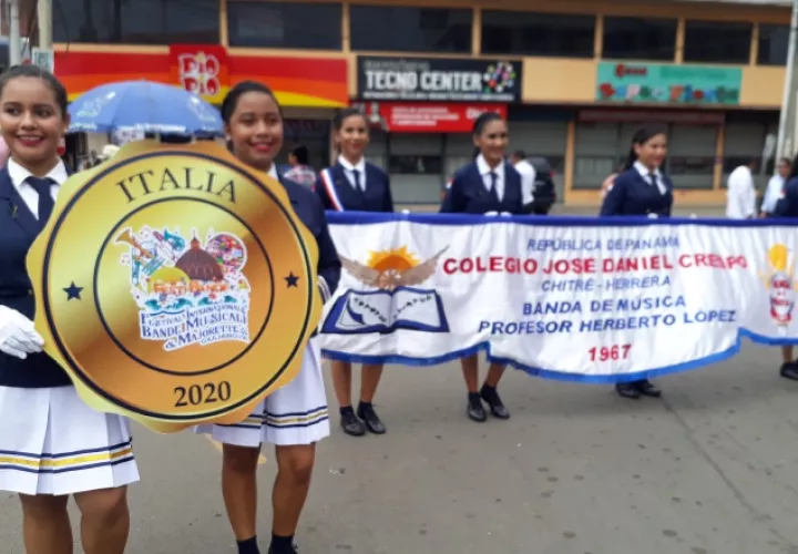 La banda ha participado en La Parada de Las Rosas, en California. Thays Domínguez