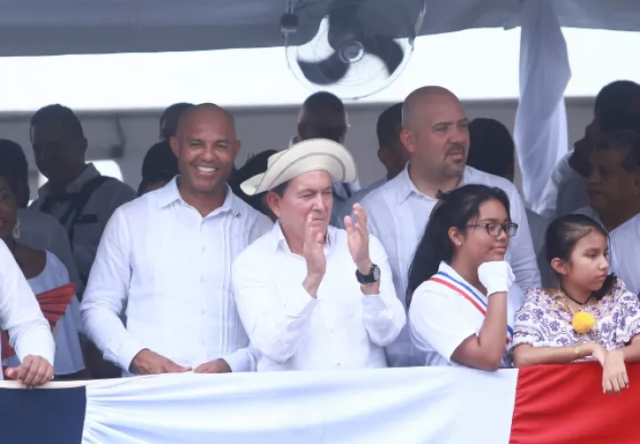 Mariano Rivera recibió de manos del presidente Laurentino Cortizo la bandera, luego recorrió la Calle 50 y estuvo un rato en la tarima. Anayansi Gamez