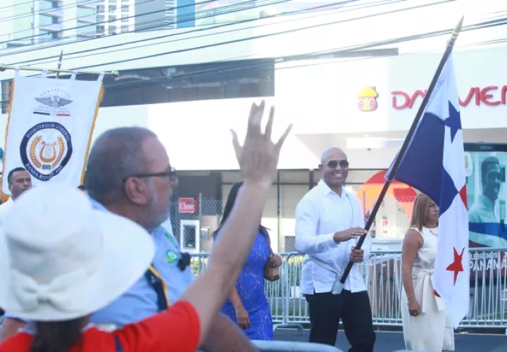 Mariano Rivera recibió de manos del presidente Laurentino Cortizo la bandera, luego recorrió la Calle 50 y estuvo un rato en la tarima. Foto/Anayansi Gamez