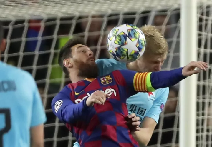 Leo Messi intenta superar la marca de Michal Frydrych. Foto AP