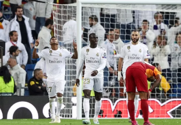 El delantero brasileño del Real Madrid, Rodrygo Silva de Goes (i), celebra el sexto gol del Madrid. EFE