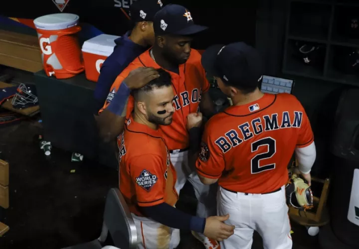 Yordan Álvarez, José Altuve (izq.) y Alex Bregman de los Astros. Foto: AP 