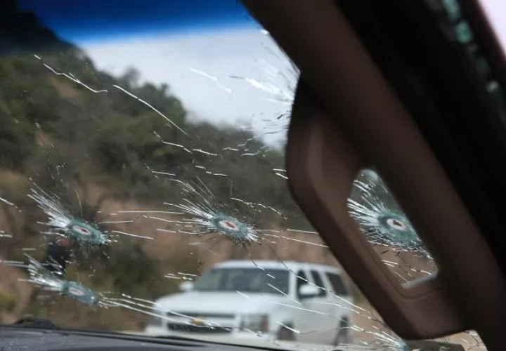 Los autos fueron interceptados y atacados por los supuestos miembros del cártel de La Línea. EFE