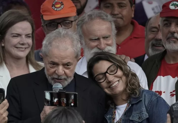El ex presidente de Brasil, Luiz Inácio Lula da Silva, habla con sus seguidores. FOTO/AP