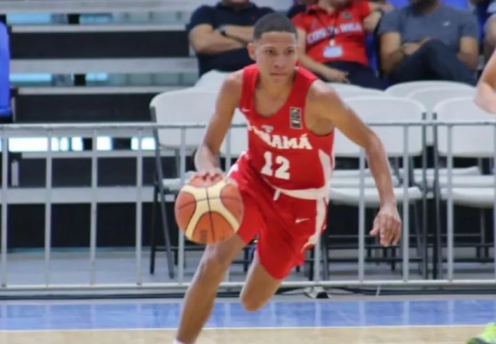 Daniels Machore conduce el balón en el duelo ante Costa Rica. Foto @Fepaba 