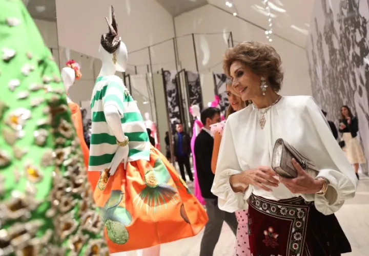 1. La sevillana, Naty Abascal, recorre su muestra. 