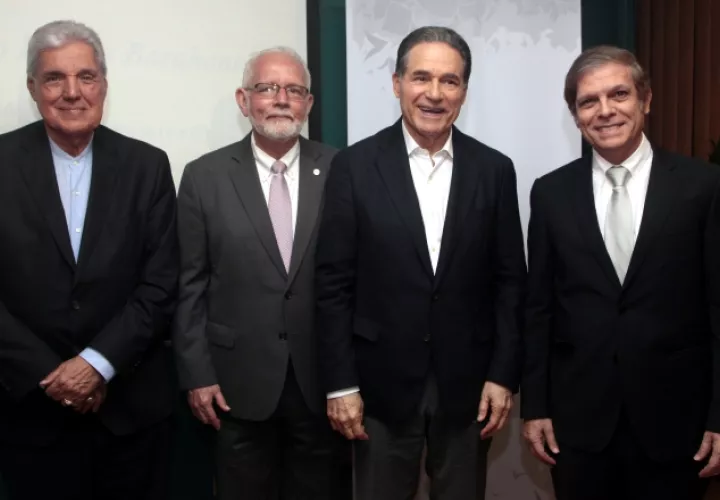 1.  Mario Molina, Jorge Arosemena, Aristides Royo y Juan A. Cardona Conte.