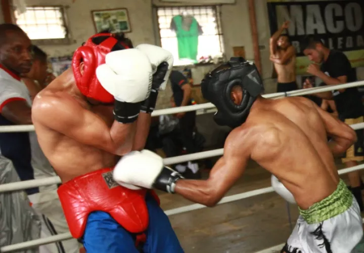 Los boxeadores de la Cuadra los Rockeros durante un entrenamiento en el gimnasio José “Maco” Arboleda. Foto Anayansi Gamez