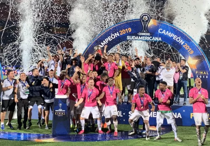 Gabriel Torres celebra con el resto del plantel ecuatoriano la Copa Sudamericana. Foto @IDV_EC
